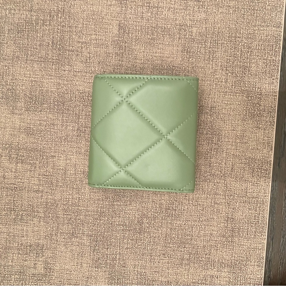CHANEL Olive Quilted Card Holder - Picture 5 of 14